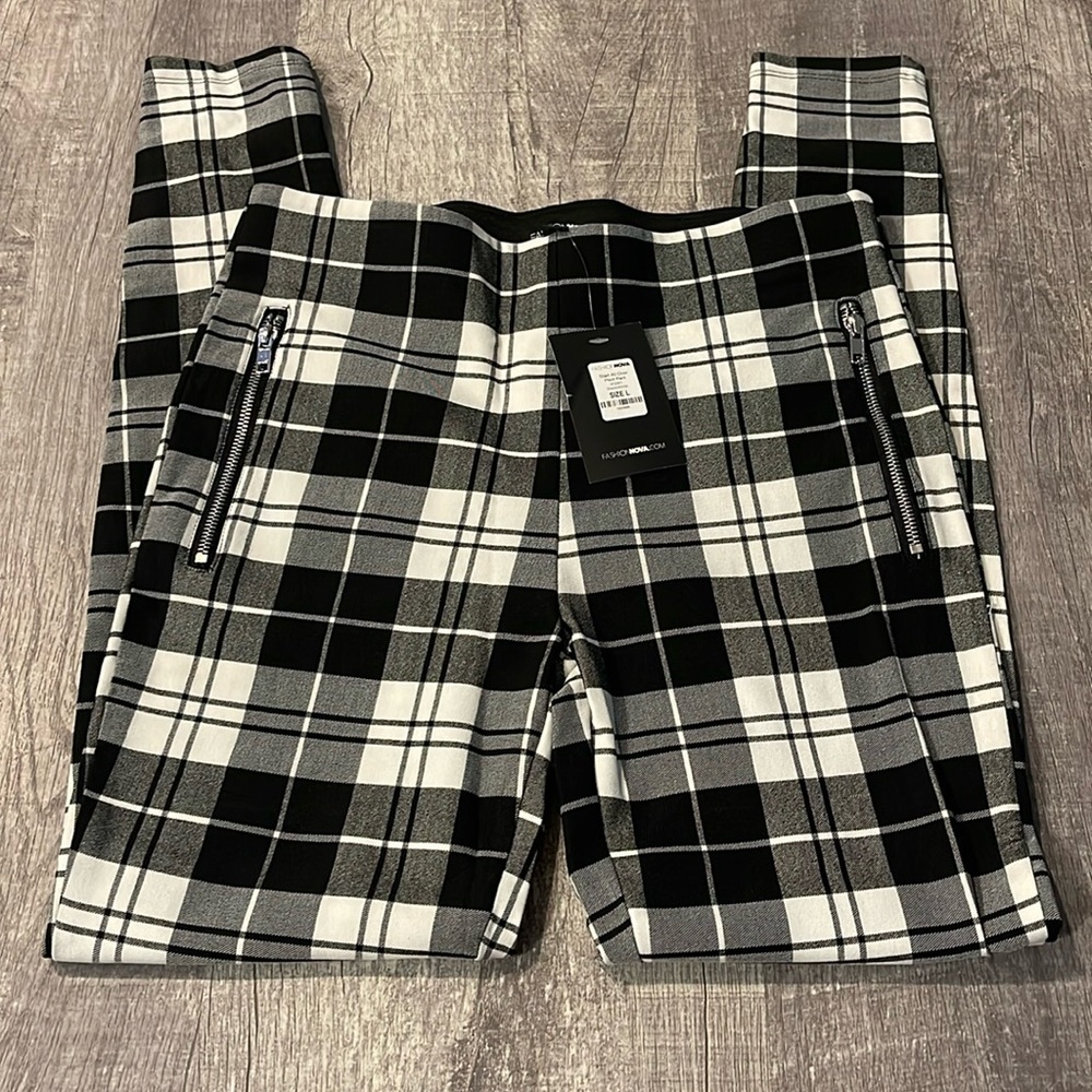 Fashion Nova stretch black and white pants with stretch.